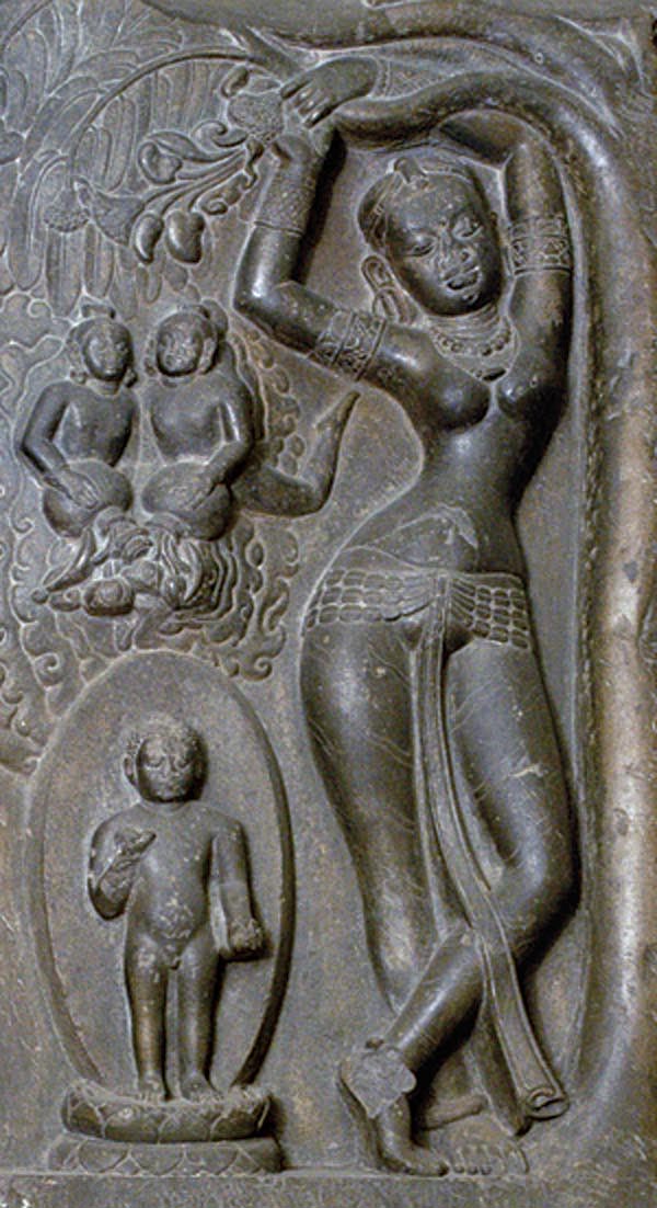 Mahāmāyā, la mère de Siddhartha Gautama, vient de donner naissance au bodhisattva. Le nouveau-né se tient à côté d’elle, tandis que les devas, au-dessus, lui donnent l’ablution. Archives Huntington, Ohio State University : photo de John C. Huntington.