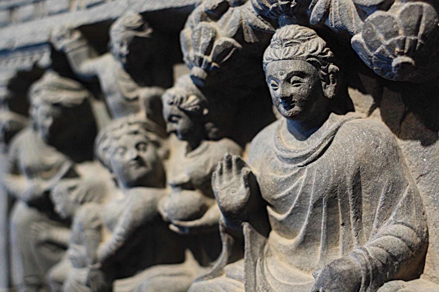 La main dans un geste qui dissipe la peur et le visage empreint de sérénité, le Bouddha contemple le monde qu’il désire aider. Photo de A. Gude. La main dans un geste qui dissipe la peur et le visage empreint de sérénité, le Bouddha contemple le monde qu’il désire aider. Photo de A. Gude.