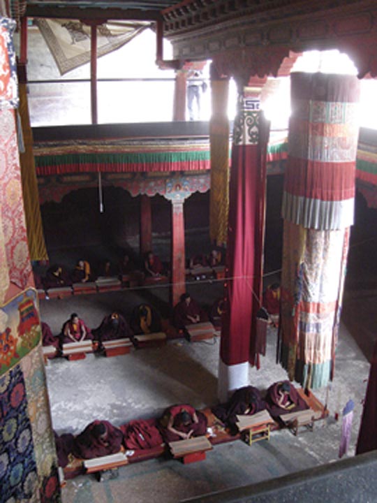 Au monastère de Mindreuling, un important centre d’études Nyingma au Tibet central, les moines accomplissent la récitation collective de l’ensemble du canon des enseignements du Bouddha. Photo de Lhundoup Damcheu.