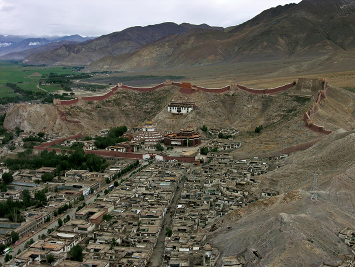 Le plan de la ville de Gyantsé reflète la forte orientation religieuse de la culture, toutes les routes conduisant au Pèlkhor Cheudé et au Koumboum, qu’on voit ici au loin. Photo de Christian Luczanits.