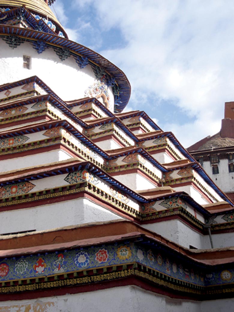 Construit comme un mandala complet, le Koumboum de Gyantsé compte 108 sanctuaires dédiés aux êtres éveillés, aux figures protectrices et aux maîtres spirituels. Bouteun Rinchèn Droup, esprit universel de la période Pagdrou Kagyu, joua un rôle essentiel dans la conception de ce monument richement décoré.  Photo de Lhundoup Damcheu.