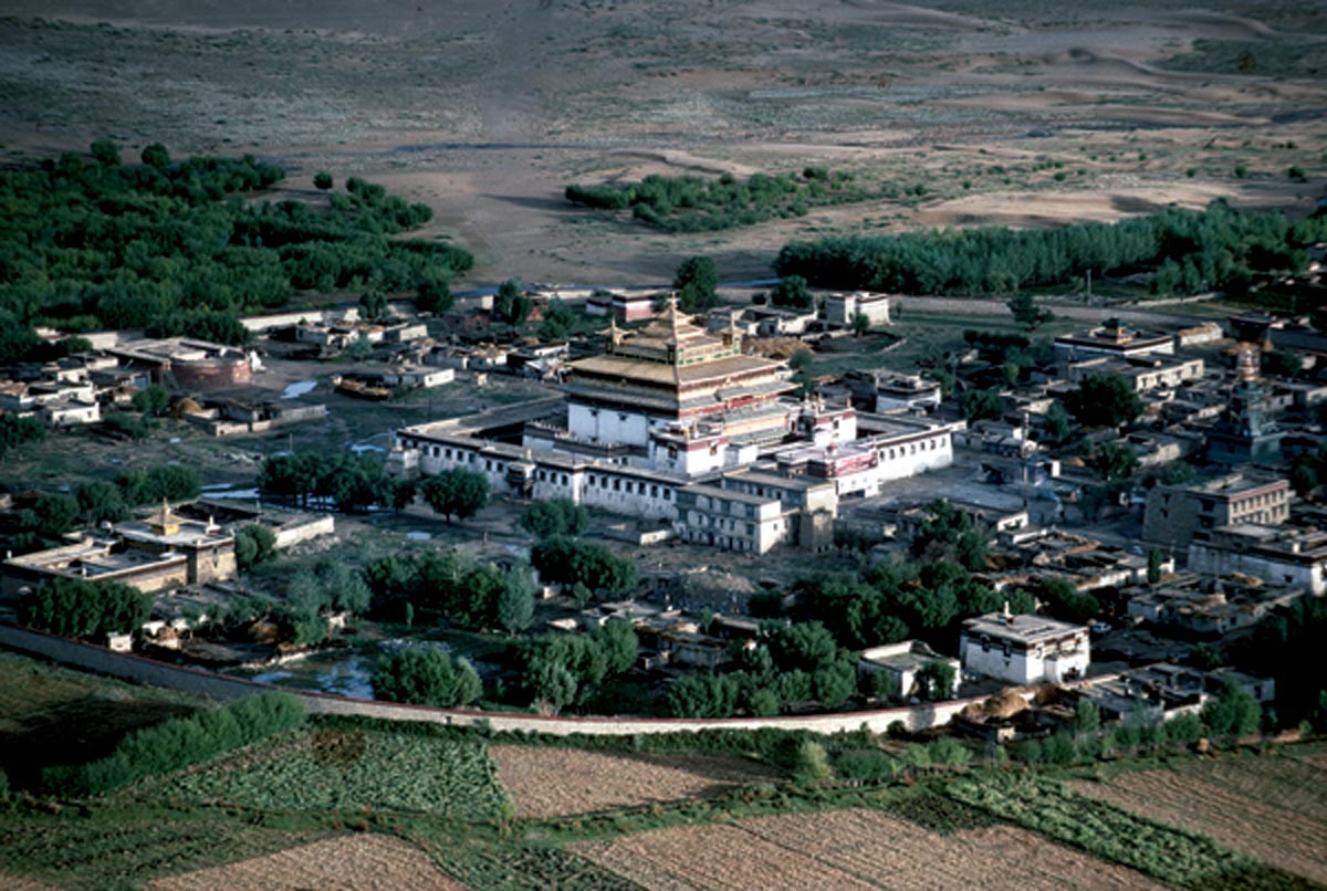 Premier monastère bouddhiste à être établi au Tibet, le monastère de Samyé fut fondé aux alentours de 780 après J.-C. et construit grâce aux efforts des maîtres indiens renommés, Sāntarakṣita et Padmasambhava. Au VIIIe siècle, Samyé fut le site d’un débat majeur, débat qui décida de l’alliance du Tibet avec le bouddhisme indien, aux dépens du bouddhisme chinois.  Photo de Christian Luczanits.