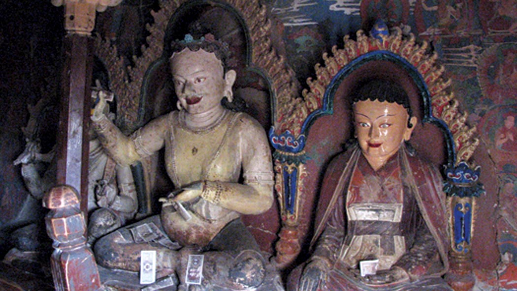 Marpa et son lama Nāropa sont assis côte à côte dans le Koumboum de Gyantsé au Tibet (XVe siècle). Photo de Orna Tsultem. Marpa et son lama Nāropa sont assis côte à côte dans le Koumboum de Gyantsé au Tibet (XVe siècle). Photo de Orna Tsultem.