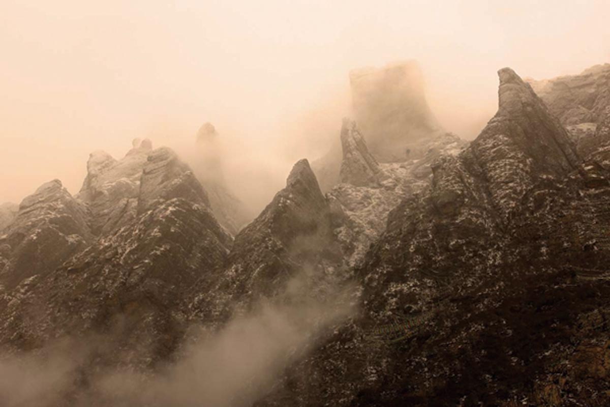 Gampopa passa la dernière partie de sa vie à propager le dharma à l’abri de ces hauts sommets près de Daklha Gampo.  Photo de Tènzin Dorjé.