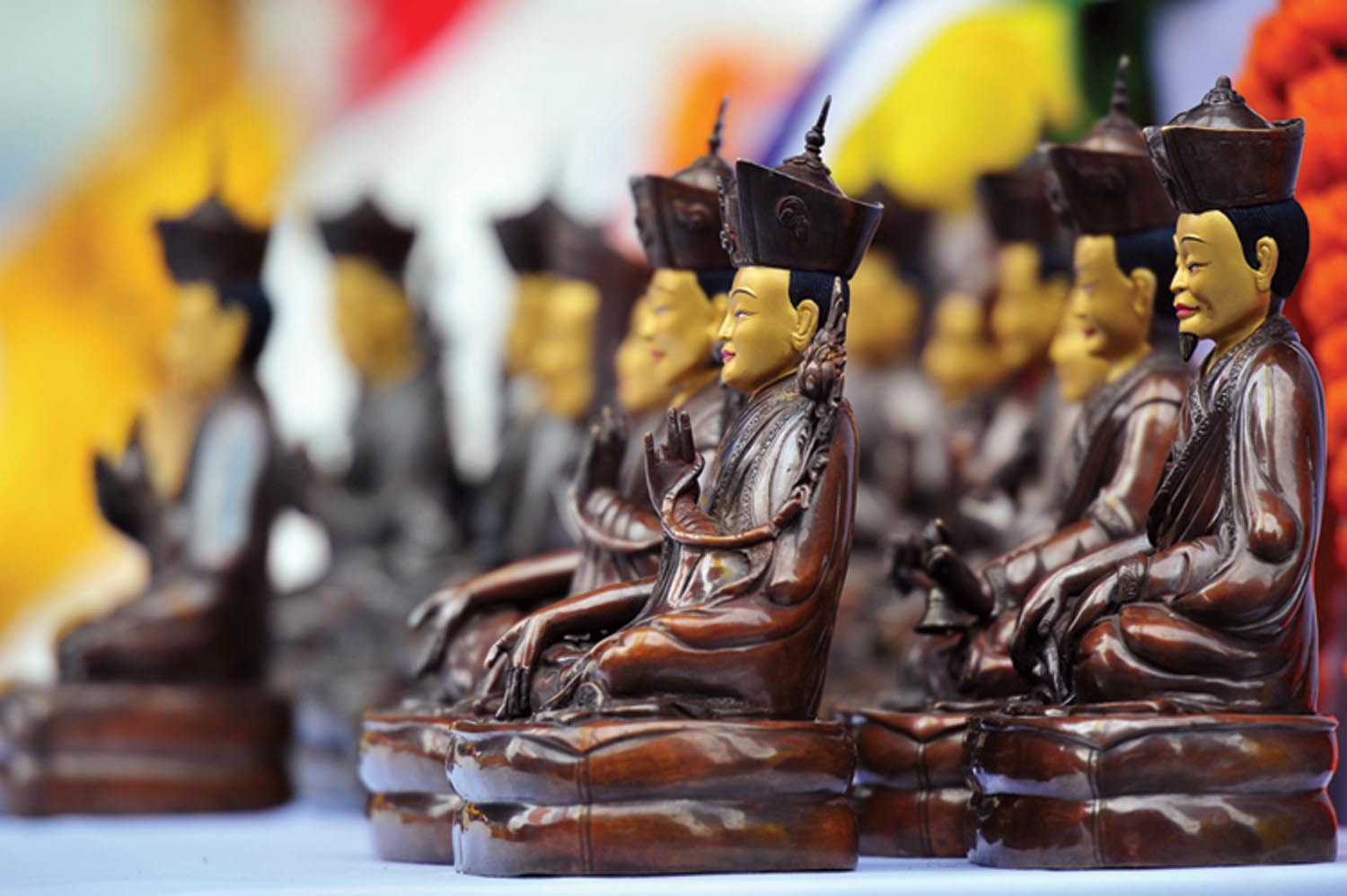 Les enseignements du Seigneur Gampopa sont perpétués par le « rosaire d’or » des maîtres de la lignée, qui font que les enseignements Dagpo Kagyu sont aujourd’hui accessibles au monde entier. Stephan Storm et le shédra de Karma Lèkshey Ling ont offert cette série de statues de l’ensemble du rosaire d’or au XVIIe Karmapa, lors de la cérémonie d’ouverture de ‘Karmapa 900’ à Bodhgaya, en décembre 2010. Photo de Liao Kuo Ming. Les enseignements du Seigneur Gampopa sont perpétués par le « rosaire d’or » des maîtres de la lignée, qui font que les enseignements Dagpo Kagyu sont aujourd’hui accessibles au monde entier. Stephan Storm et le shédra de Karma Lèkshey Ling ont offert cette série de statues de l’ensemble du rosaire d’or au XVIIe Karmapa, lors de la cérémonie d’ouverture de ‘Karmapa 900’ à Bodhgaya, en décembre 2010. Photo de Liao Kuo Ming.