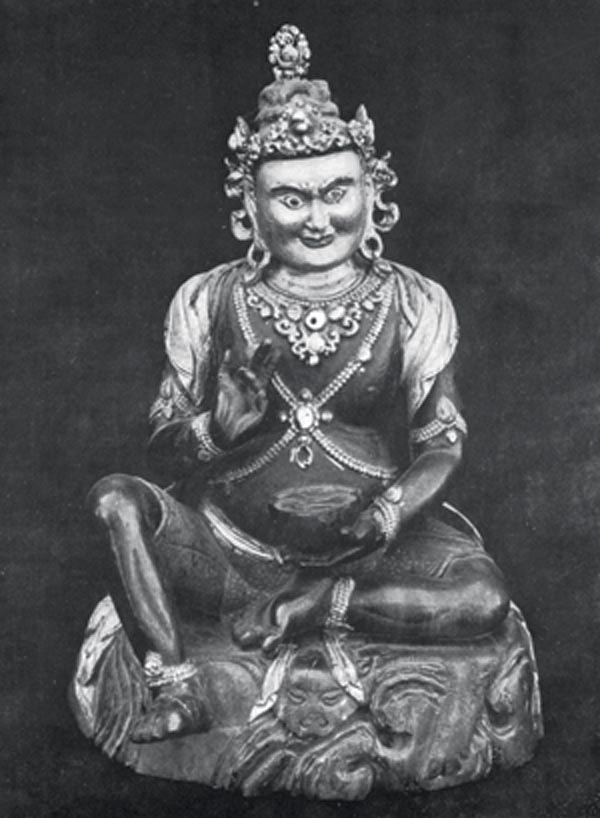 Cette statue du grand érudit-mahāsiddha Nāropa fut sculptée par le Xe Karmapa, Cheuying Dorjé.  Photo de Nik Douglas.