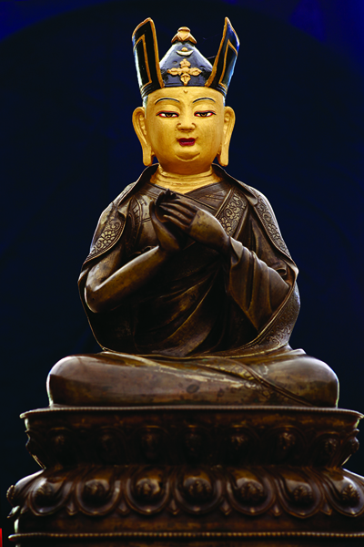 Connue sous le nom de « statue qui parle », ce portrait de Dusoum Khyènpa était conservé au monastère de Ripa, à Nangchèn, au Tibet. Sa Sainteté le XVIIe Karmapa a choisi cette statue ancienne et le pouvoir de ses bénédictions pour représenter la lignée du Karmapa lors de certains événements de ‘Karmapa 900’. Photo de Karma Lèkcheu