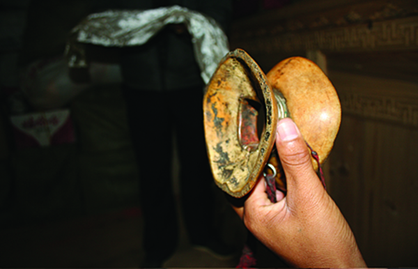 Damarou ou tambourin rituel utilisé par le Ier Karmapa, Dusoum Khyènpa. Photo : avec l’aimable autorisation de Rokpa.