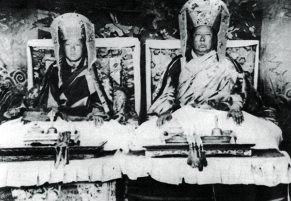 Sa Sainteté le XVIe Karmapa en compagnie de son maître, Son Éminence le XIe Tai Sitoupa.  Photo : avec l’aimable autorisation de Nik Douglas.